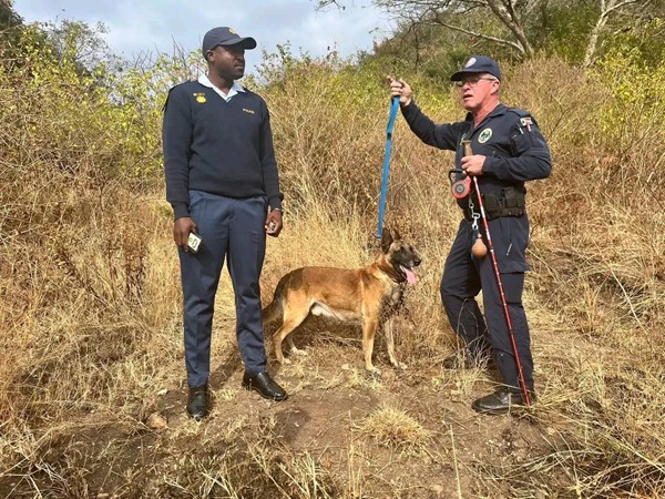 Nkosingiphile Ntiwane Missing – Parents Taken in for Questioning in Masoyi 2 Police officers and K9 dogs searching for missing 3-year-old Nkosingiphile Ntiwane in Masoyi, Mpumalanga, during an SAPS-led operation.