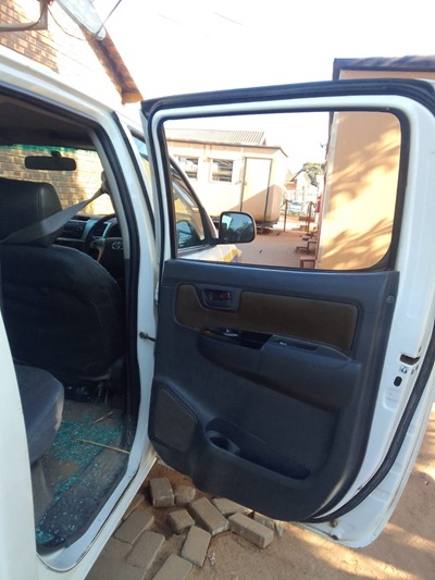 Masoyi in Turmoil: Public Demands Justice as 3-Year-Old Nkosingiphile Ntiwane Remains Missing 2 Damaged police van with broken windows after protesters stoned the vehicle in Masoyi during search for missing child Nkosingiphile Ntiwane