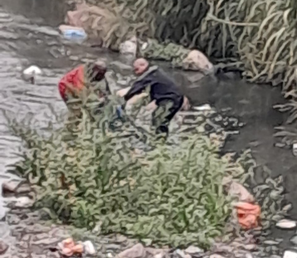 Tragedy in Umlazi: Body of Kidnapped Five-Year-Old Found in River 2 Forensic officers retrieving the body of kidnapped child Ntobeko Xaba from a river in Umlazi